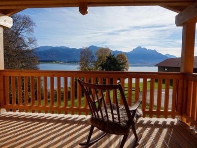 Entspannen Sie im Schaukelstuhl auf dem großen Panorama-Balkon