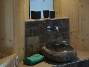 Badezimmer en suite - mit natürlichen Materialien eingerichtet