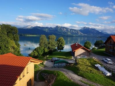 Panoramablick über See und Berge