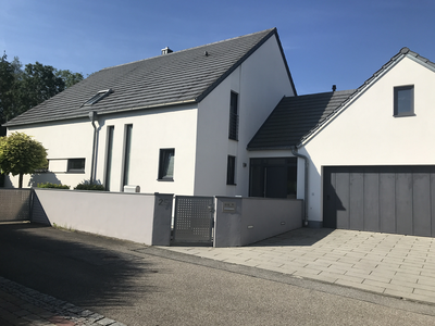 Parken Sie Ihr Auto am großen Stellplatz und Ihr Fahrrad in der Garage