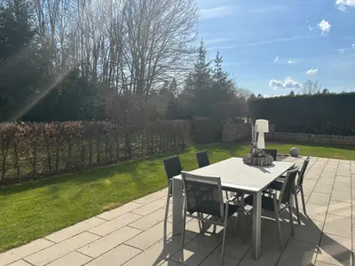 Die möblierte Terrasse lädt zum entspannen ein