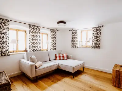 Separates Zimmer mit Schlafcouch und Fernseher