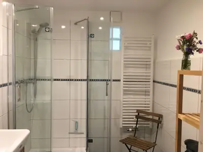 Bad/Dusche. Duschbad mit Waschgelegenheit 2