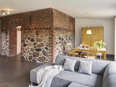 Sanddornhaus - Wohnzimmer mit Feldsteinsicht