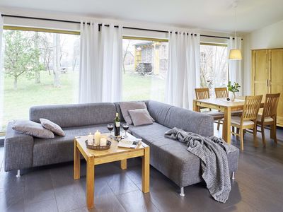 Lindenhaus - Wohnzimmer mit Gartenblick