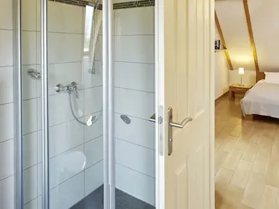 Holunderhaus - Bad 2 mit Blick in Doppelzimmer OG