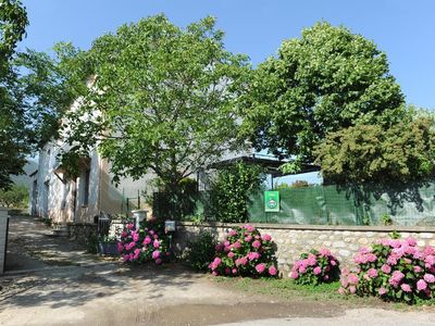 l'entrée du mas son jardin sa cour privée