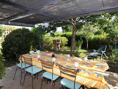 le repas sous la pergola dans le jardin