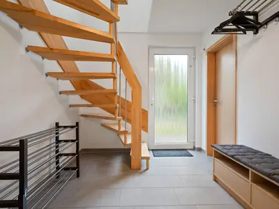 Ferienhaus Aurora Roebel Flur mit Treppe zum Obergeschoss