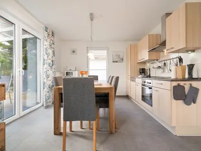 Ferienhaus Aurora Roebl Kueche mit Terrassen Zugang