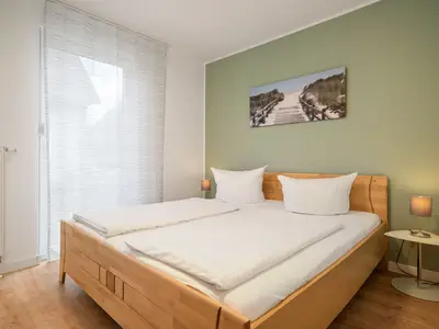 Ferienhaus Aurora Roebel Schlafzimmer im Erdgeschoss mit Boxspringbett