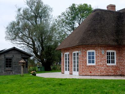 Terrasse (in der Saison natürlich mit Gartenmöbeln und Strandkorb ausgestattet) und Gartenhaus