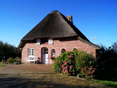 Im Garten um das Haus herum sind überall liebevoll angelegte Beete zu bestaunen.