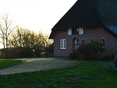 Das historische Reetdachhaus mit Sprossenfenstern und Klönschnacktür.