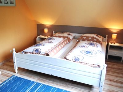 Schlafzimmer mit Doppelbett