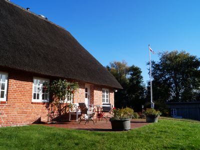 Eine der drei Terrassen. Im Schuppen (im Hintergrund rechts), finden Sie Feuerholz und können Ihre Fahrräder einschließe