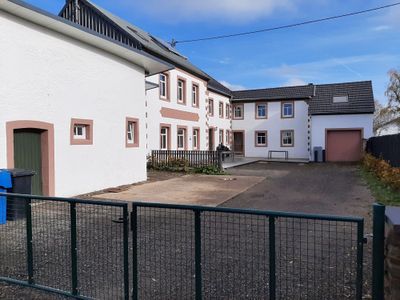 Eifel Ferienhaus Rodershausen - Der große Innenhof ist komplett umzäunt