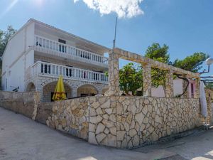 23978646-Ferienhaus-7-Rogač-300x225-2