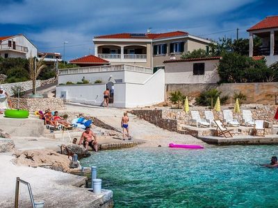 Kiesstrand vor dem Haus