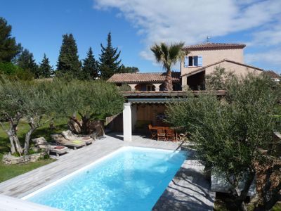 Außenansicht des Gebäudes. Blick auf das Ferienhaus mit beheiztem Pool