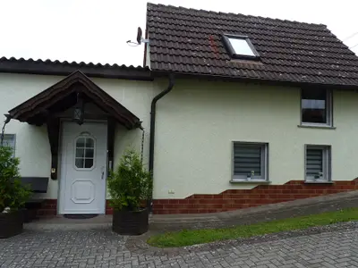 Außenansicht mit Eingangsbereich