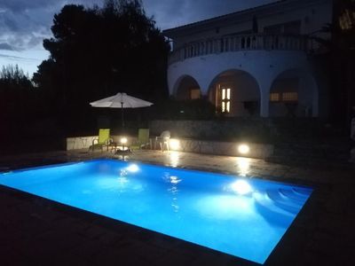 Romantische Abendstimmung am Pool zum Entspannen und Träumen.