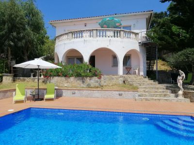 Außenansicht des Gebäudes. Das "Casa Dorada" mit grossen Aussichtsterrassen und neuem Pool.