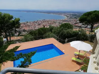 Einzigartige bildschöne Panoramasicht von der oberen Terrasse auf Roses und den Golf von Roses.
