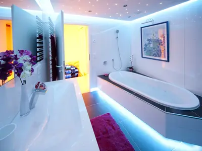 Badezimmer mit ebenerdiger Dusche und Whirlwanne