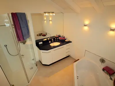 Bad mit Badewanne und Dusche