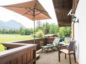 Umlaufender Balkon: Südseite mit freiem Blick auf die Berge