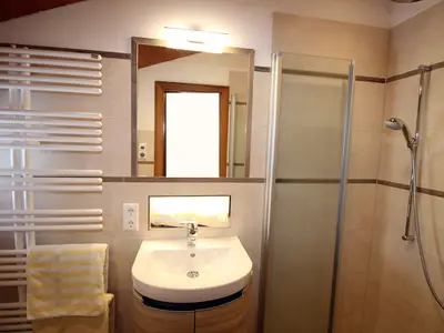 Bad mit Dusche und WC