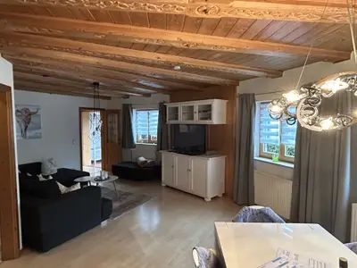 Wohnzimmer mit Fernseher