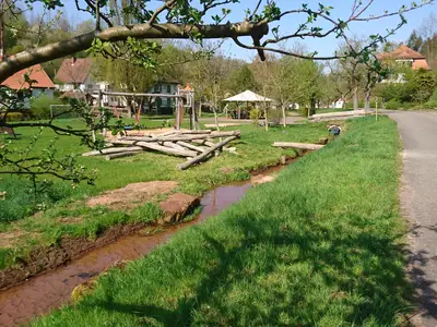 der gegenüberliegende Gemeindepark