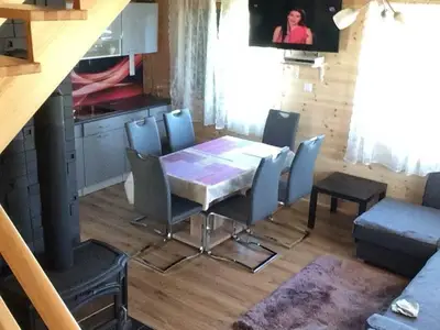 Blick von der Treppe auf das Wohnzimmer und die Küche