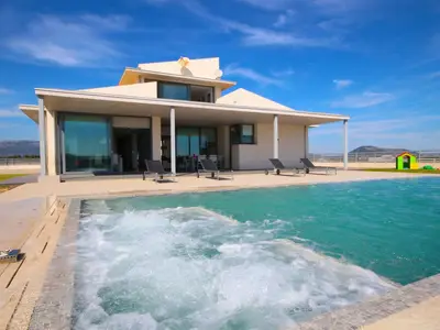 PoolOfHouse