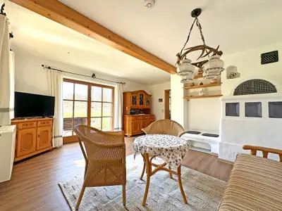 Wohnraum mit Flat-TV und Kachelofen
