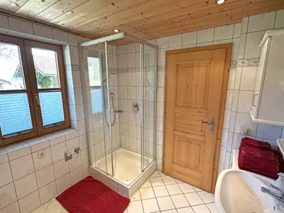 Badezimmer mit Badewanne, Dusche und WC