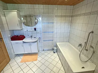 Badezimmer mit Badewanne, Dusche und WC