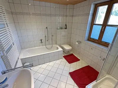 Badezimmer mit Badewanne, Dusche und WC