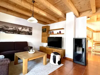 Wohnzimmer mit Ofen und TV