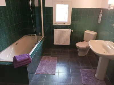 Großes en-suite Badezimmer, das vom Hauptschlafzimmer abgeht