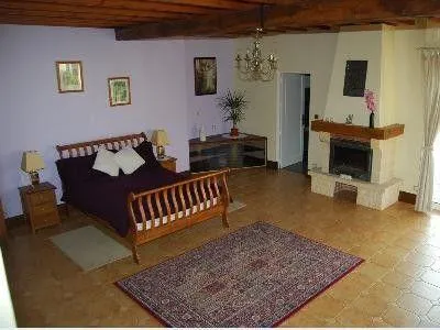 Das Hauptschlafzimmer ist schön und geräumig