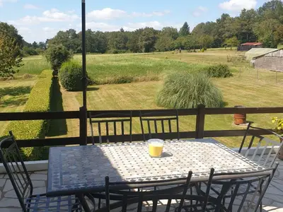 Es gibt eine Terrasse und einen Sonnenschirm, wo Sie Ihren Morgenkaffee einnehmen können.