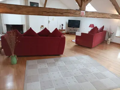 Die Treppe hinauf zu einem gemütlich eingerichteten Wohnzimmer