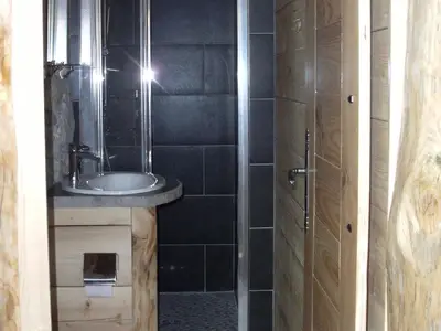 Badezimmer mit ebenerdiger Dusche