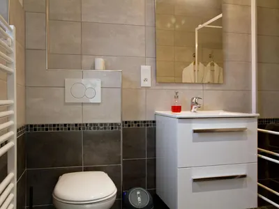 Badezimmer mit Toilette des Hauptschlafzimmers