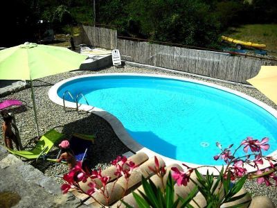 der Pool vom Haus Le Lavoir aus gesehen