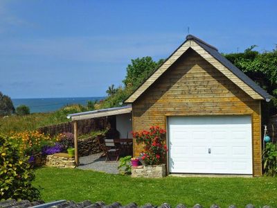 Wellness. überdachte Terrasse mit Gartenmöbeln