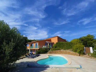 Außenansicht des Gebäudes. blickgeschütztes Ferienhaus mit Pool in ruhiger Wohnlage
